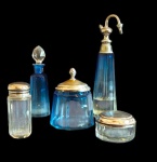 Conjunto para tocador composto por cinco peças em cristal. Med. 17 cm alt (maior)