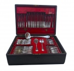 Faqueiro em metal espessurado a prata completo no estojo original , em prata 90 , constando de : 12 facas de carne ,12 facas de sobremesa , 12 colheres de sopa , 12 colheres de sobremesa , 12 garfos , 11 garfos de sobremesa , 12 garfos de peixe , 12 facas de peixe, 12 colheres de chá , 12 colheres de café e 3 peças de servir. Total 122 peças