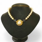 Colar em pérolas com pingente em pérola mabe com ouro amarelo 14 k e pedras azuis e fecho em ouro. Peso bruto.46,8 gr Med. 39 cm