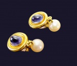 Elegante par de brincos de pressão em ouro amarelo 14 k  com pedras azuis cabuchon e pérolas . Peso. 10,4 gr Med. 2,5 cm