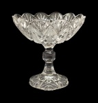 Pequena fruteira em cristal finamente lapidado . Med. 15 cm alt x 15 cm diam