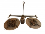 Antiga balança de fazenda , de pendurar, em ferro , completa com correntes e pratos e um peso de 20 Kg, marcas do tempo e uso. Med. 130 x 60 cm e 50 cm diam (pratos) (não pode ser enviada pelo correio)