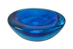 Lindo cinzeiro em vidro na cor azul . Med. 16 cm diam