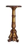 Pedestal em madeira nobre entalhada e dourada e tampo em forma circular. Med. 90 cm alt  e 25 cm diam (tampo)