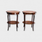 Par de mesas laterais em madeira nobre , tampo em forma ovalada com marqueterie e gradeado em bronze dourado, com uma gaveta , apoiado sobre quatro pernas amarradas por prateleira inferior do mesmo formato do tampo , guarnições em bronze dourado (uma das mesas falta a gaveta). Med. 47 x 33 x 65 cm alt