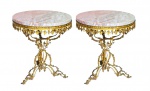 Par de belas mesas laterais de apoio em bronze dourado com tampo em mármore de forma circular. Med. 45 cm alt x 40 cm diam