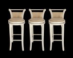 Conjunto de três cadeiras de bar em madeira nobre pintadas de branco com assento e encosto estofado, uma no estado. Med. 95 cm alt