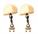 Par de belas esculturas em bronze representando puttis , adaptados para abajur , sendo base em mármore com detalhes em bronze dourado , acompanham as cúpulas , França séc XIX. Med. 60 cm alt