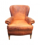 Antiga poltrona bergere estofada em couro , marcas do tempo e uso. Med. 86 x 70 x 85 cm alt