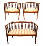 Conjunto de namoradeira e duas poltronas em madeira nobre , estilo art deco , com assentos estofados em tecido , encosto com finos detalhes vasados, circa 1930. Med. 110 x 40 x 80 cm (namoradeira) e 58 x 40 x 80 cm (cadeiras)