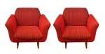 Elegante par de poltronas em madeira nobre dos anos 50 , designer não identificado , finamente estofadas. Med. 78 x 60 x 75 cm alt