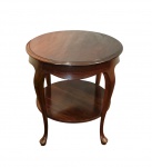 Mesa auxiliar em imbuia , de forma circular com quatro pernas ligeiramente recurvas amarradas por prateleira inferior, pertenceu ao acervo do Hotel Glória. Med. 70 cm diam x 68 cm alt