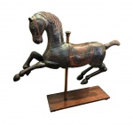 Antigo e bela escultura excepcionalmente esculpida em madeira , representando "Cavalo de Carrossel", apresenta haste de sustentação sobre base em madeira. Med. 147 x 123 x 30 cm