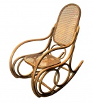 Michael Thonet- 1950- Cadeira de balanço em madeira curvada e palhinha natural .Med. 100 x 54 x 104 cm alt