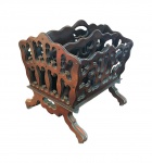 Antigo revisteiro em madeira nobre . Med. 37 x 47 x 44 cm