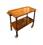 Gracioso carrinho de bebidas em madeira nobre . Med. 80 x 43 x 70 cm