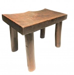 Antigo banquinho em madeira nobre maciça. Med. 28 x 43 x 34 cm alt