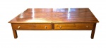 Excepcional mesa de centro em vinhático maciço ,tampo retangular com duas largas tábuas, com dois gavetões, Brasil séc XIX. Med. 197 x 86 x 46 cm