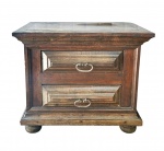 Móvel colonial rústico com dois gavetões com puxadores em ferro e pés em bolacha. Med. 80 x 45 x 70 cm alt