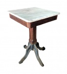 Mesa de buteco carioca com tampo em mármore  branco sobre coluna central em madeira e pés em ferro fundido. Med. 50 x 50 x 76 cm alt