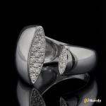 Anel Ouro Branco 18k com diamantes Aro 17 Peso 7,6g. Acompanha o certificado JMACEDO LEILÕES