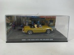 MGB do agente mais famoso do cinema 007 James Bond Carro Miniatura escala 1/43 do filme The Men with the Golden Gun. Caixa e base originais. Carro de coleção em metal com partes em plástico injetado.