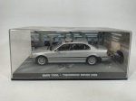 BMW 750iL do agente mais famoso do cinema 007 James Bond Carro Miniatura escala 1/43 do filme Tomorrow Never Dies. Caixa e base originais. Carro de coleção em metal com partes em plástico injetado.