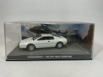 Lotus Esprit do agente mais famoso do cinema 007 James Bond Carro Miniatura escala 1/43 do filme The Spy Who Loved Me. Caixa e base originais. Carro de coleção em metal com partes em plástico injetado.