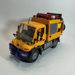 Mercedes Unimog na escala 1/24 - Carro de coleção miniatura em plástico injetado - Fabricado na China (não saberemos informar o fabricante) Mede 24cm de comprimento. A pintura não é lisa e o aspecto usado é original