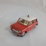 COLECIONISMO - Brinquedo antigo - CORGI TOYS - Morris Mini Cooper - Fabricado na Grã Bretanha. As rodas giram livremente. O implemento na parte de cima gira livremente. Mede 7,5cm. Acredito que seja escala 1/43