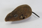 BRINQUEDO ANTIGO - RATO / RATINHO da marca SCHUCO modelo MIKIFEX, fabricado na ALEMANHA na ZONA OCUPADA pelos Estados Unidos no pós-guerra (U.S. ZONE GERMANY). A roda vermelha foi substituída. A corda não está quebrada, porém, não está funcionando, necessitando revisão, assim como substituição das rodas. Apresenta marcas do tempo.