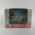 Lindo diorama Ultraman vs Z-Ton - Fabricado pela Bandai - Embalagem acrílico e base originais, mede12,5cm de comprimento