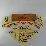 Maravilhoso e antigo jogo de dominó com tema do Cigarro Marlboro - com 28 peças e a tampa da caixa de madeira original (não contém a caixa)