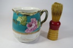 COLECIONISMO - CANECA de BARBEAR ANTIGA, marca ROYAL COLOGNE, fabricada na Alemanha e PINCEL DE BARBA marca EVER READY fabricado nos Estados Unidos. A Caneca  conhecida como `shaving mug`, possui uma divisória interna com furos, projetada para manter o sabão de barbear separado da água e permitir que a espuma escorra para a parte inferior. O sabão era colocado na parte superior perfurada, e água quente era adicionada na parte inferior. A escova de barbear era molhada na água quente e esfregada no sabão para criar espuma rica.
O design floral e o acabamento dourado sugerem que é um item decorativo ou de coleção, e não um item de uso diário moderno. 