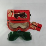 Lindo e antigo Óculos de ski profissional SKI Goggles. Embalagem original com desgastes do tempo. Mede aprox. 18cm de comprimento
