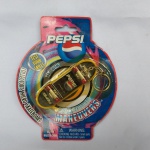 Curioso chaveiro em formato de skate de dedo da Pepsi na embalagem lacrada.