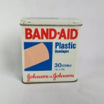 Linda e antiga embalagem de band aid para decoração. Mede 9cm de atura