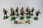 COLECIONISMO - TIME DE FUTEBOL - Uniforme preto, da série Futebol Pelé Da Gulliver. Em todas as bases na cor verde estão gravados PELÉ. São 10 jogadores, 01 Goleiro e 01 Bola. Ausência da Haste / Vareta do Goleiro. Não temos a caixa - somente os jogadores - todos operacionais.