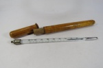 COLECIONISMO - ANTIGO TERMÔMETRO FRANCÊS acondicionado em estojo de madeira. O termômetro mede aprox. 17 cm de comprimento. O estojo mede aprox. 20 cm.