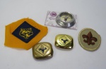 COLECIONISMO - LOTE com Itens de ESCOTISMO (ESCOTEIRO), Composto por uma BÚSSOLA em Metal / RÉGUA em Plástico (Boy Scouts of América), Dois emblemas Metálicos e Dois emblemas em tecido. No total são 05 (cinco) peças.
