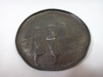 COLECIONISMO - ANTIGO PORTA-CARTÕES EM METAL COM AS FIGURAS DE DUAS CRIANÇAS - PEÇA NUMERADA NO VERSO (328). Mede aprox. 11,5 cm de diâmetro. Necessita polimento caso o comprador assim o queira.