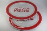 COLECIONISMO - COCA-COLA - 02 BANDEJAS DE SERVIÇO (TRAVESSAS) promocionais da Coca-Cola, marca Gibson Overseas. Com a inscrição `Enjoy Coca- Cola` - feitas em plástico resistente. Medem aprox. 35 x 26,5 cm cada.