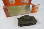 COLECIONISMO MILITAR - Miniatura do TANQUE SHERMAN M4, fabricado pela ROCO MINITANKS na Áustria, na embalagem original. Não consta a escala - mede aprox. 6,7 cm de comprimento. A caixa mede aprox. 15 cm. Material: Plástico duro.