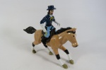 COLECIONISMO / BRINQUEDO - OFICIAL AMERICANO (provavelmente da Guerra Civil), com sua montaria. Não consta a escala. É maior que os cavaleiros do Forte Apache. Não consta a fabricação. O Cavalo contando com a cauda, mede aprox. 13 cm de comprimento. 