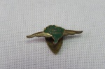COLECIONISMO - MEMORABILIA AERONÁUTICA - Antigo PIN / BREVÊ METÁLICO denominado ASAS / AZAS PARA O BRASIL. A campanha nacional da aviação, ou CNA, como ficou conhecida a campanha que também foi chamada de Campanha para Dar Asas a Juventude Brasileira ou Dêem Asas ao Brasil, foi organizada no governo de Getúlio Vargas, tendo sido idealizada pelo jornalista Assis Chateaubriand, proprietário da cadeia de jornais Diários Associados, e pelo senhor Joaquim Pedro Salgado Filho, então Ministro da Guerra.