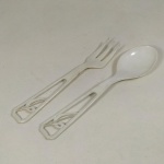 COLECIONISMO - MEMORABILIA IV CENTENÁRIO da Cidade de São Paulo - GARFO e COLHER de sobremesa feitos em plástico, com o tradicional Monumento da festa. O principal símbolo do IV Centenário de São Paulo (1954) foi a escultura Voluta Ascendente, de Oscar Niemeyer, uma espiral de concreto que representava o progresso paulista, mas que desabou. A última foto é apenas ilustrativa.