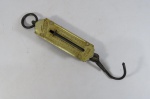 COLECIONISMO - ANTIGA BALANÇA DE MÃO marca JONAS - Indústria Brasileira. Pesa até 12 quilos. Esticada (com os ganchos), mede aprox. 17 cm.