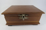 COLECIONISMO - ANTIGA CAIXA DE COSTURA feita em Madeira. Apresenta poucas marcas do tempo. Acompanham 02 carretéis de linhas. Mede aprox. 21,5 x 17,5 x 10,5 cm. Não consta o nome do fabricante.