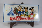 COLECIONISMO - PLACA DE AUTOMÓVEL Decorativa da WALT DISNEY WORLD, com as figuras dos Personagens. 
