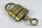 COLECIONISMO - CADEADO dourado, SEM MARCA APARENTE, Funcionando. Acompanha a chave. Fechado mede aprox. 07 cm. 